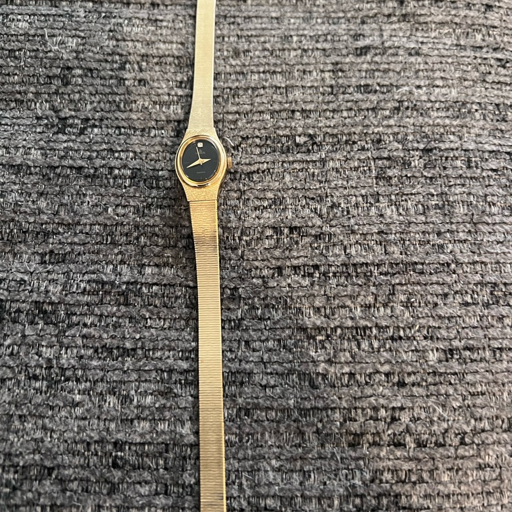 Vintage Lorus quartz women watch /Gold plated bracelet/elegant stylish